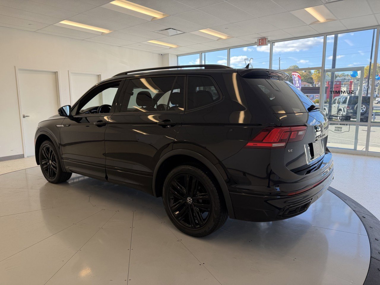 Used 2022 Volkswagen Tiguan SE R-Line AWD/4WD image 64