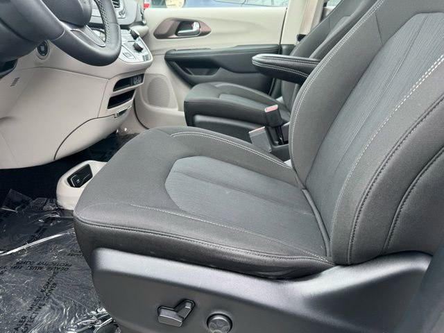 Used 2023 Chrysler Voyager LX image 5