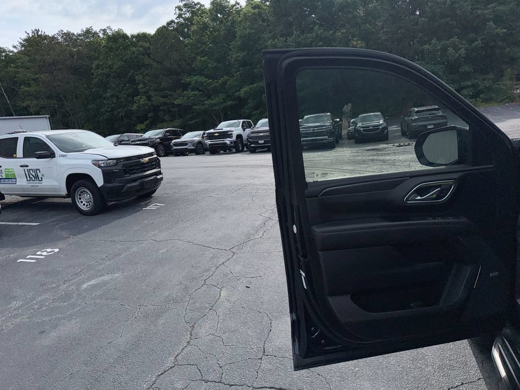 Used 2023 Chevrolet Suburban RST AWD/4WD image 13