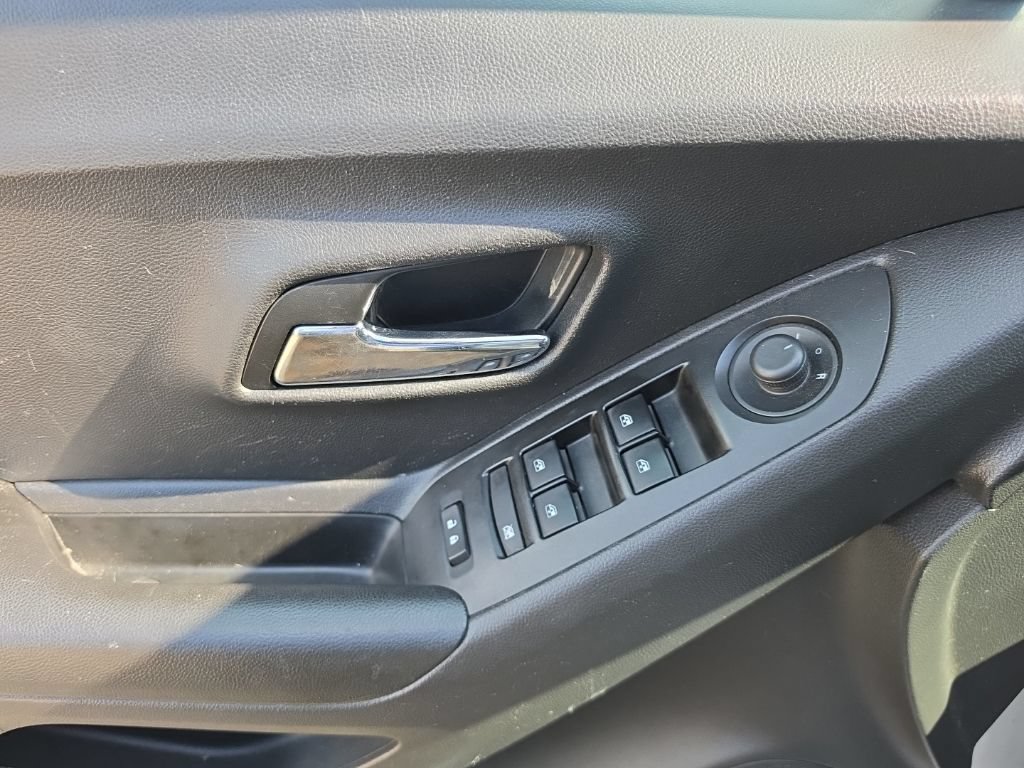Used 2021 Chevrolet Trax LT FWD image 17