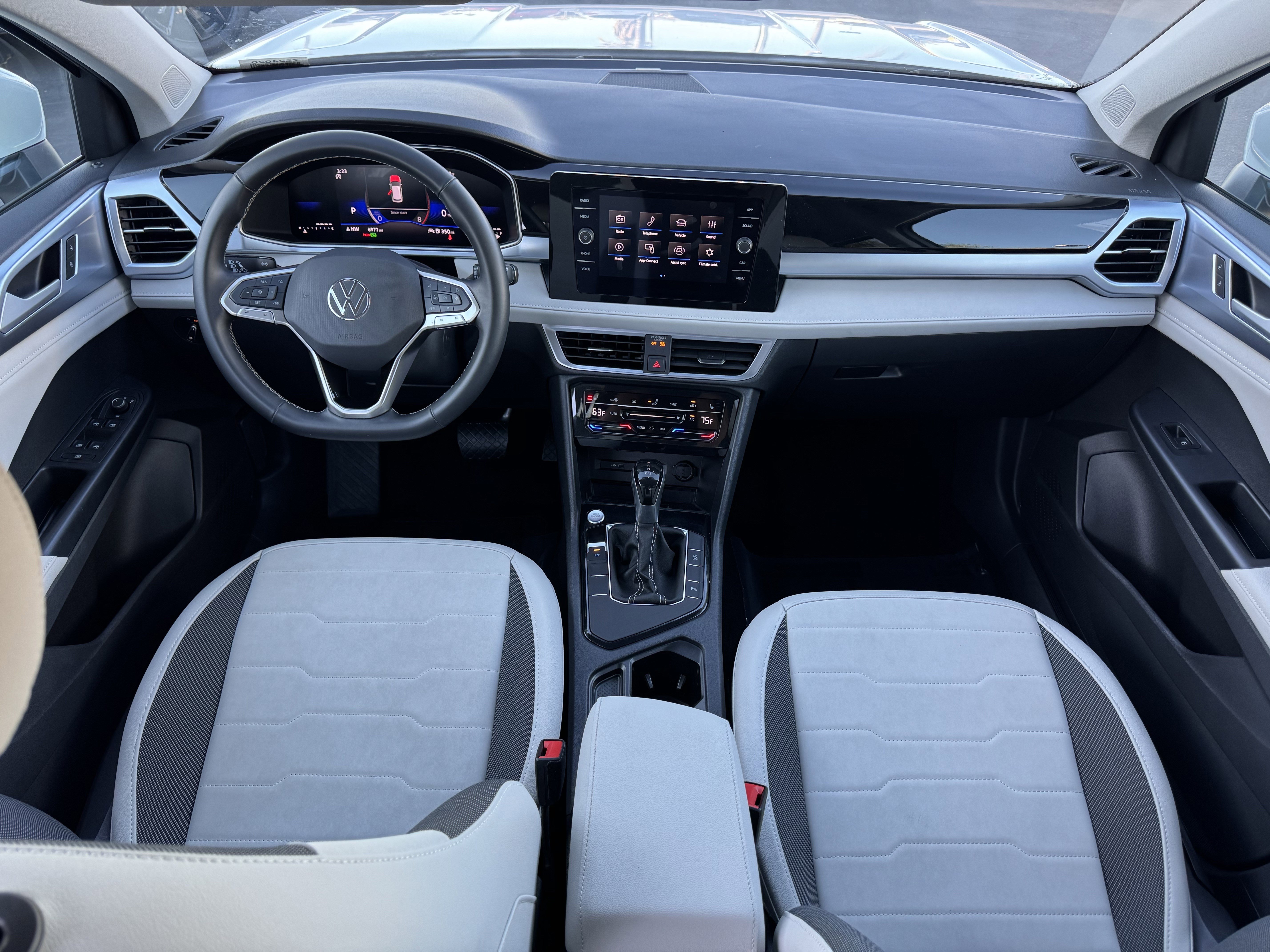 Used 2025 Volkswagen Taos SE image 33