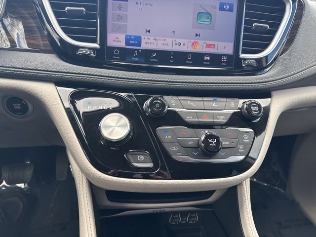 Used 2023 Chrysler Pacifica Limited FWD image 26