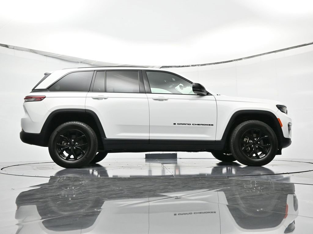 Certified 2024 Jeep Grand Cherokee Altitude image 48