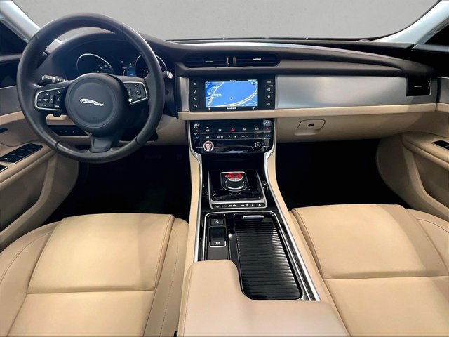Used 2018 Jaguar XF Premium RWD image 15