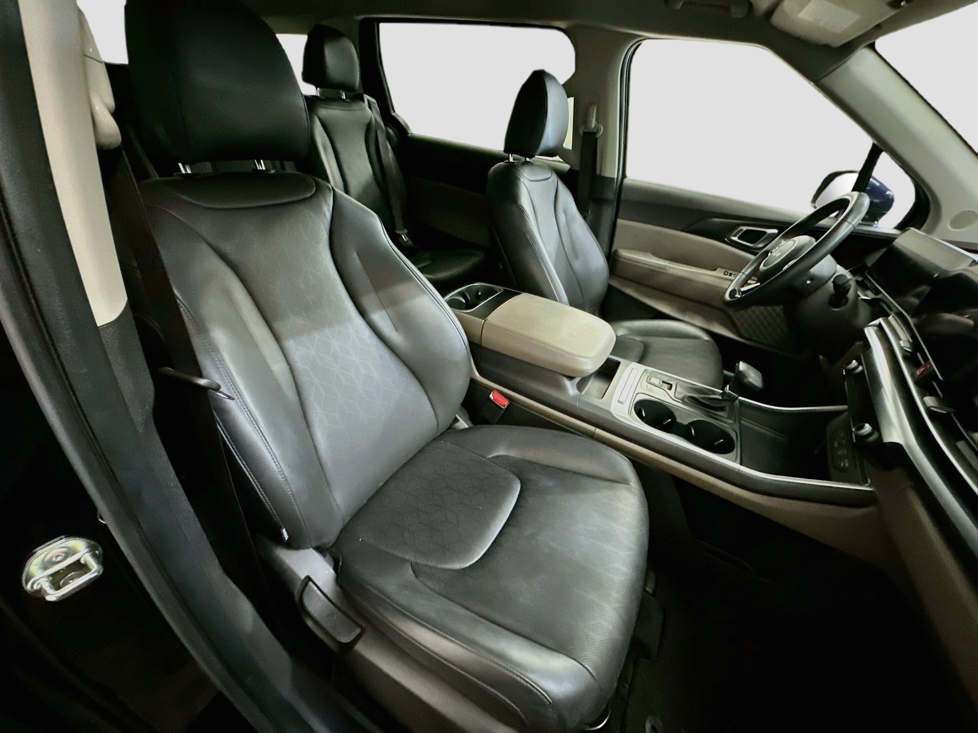 Used 2025 Kia Carnival FWD image 33