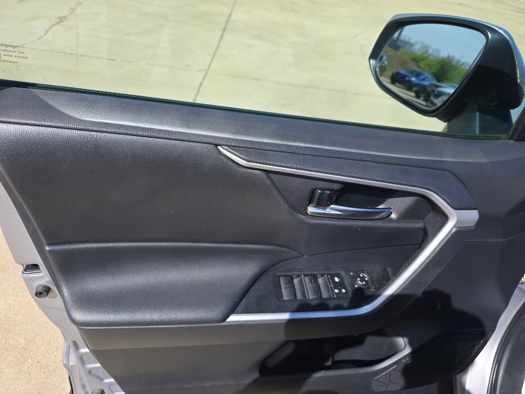 Used 2021 Toyota RAV4 XLE image 18