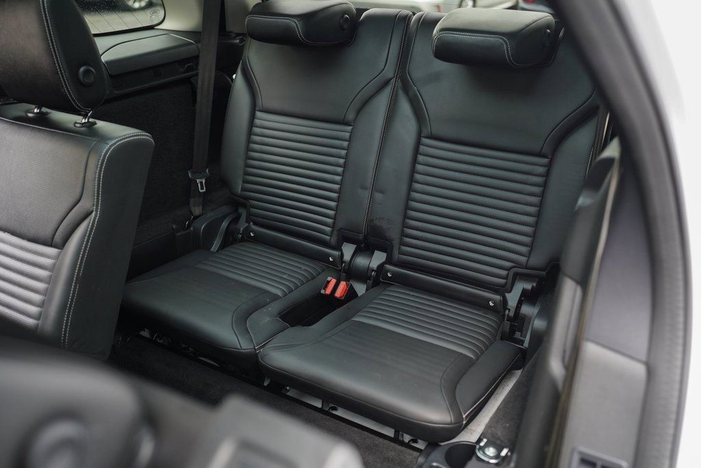 Used 2023 Land Rover Discovery S image 24