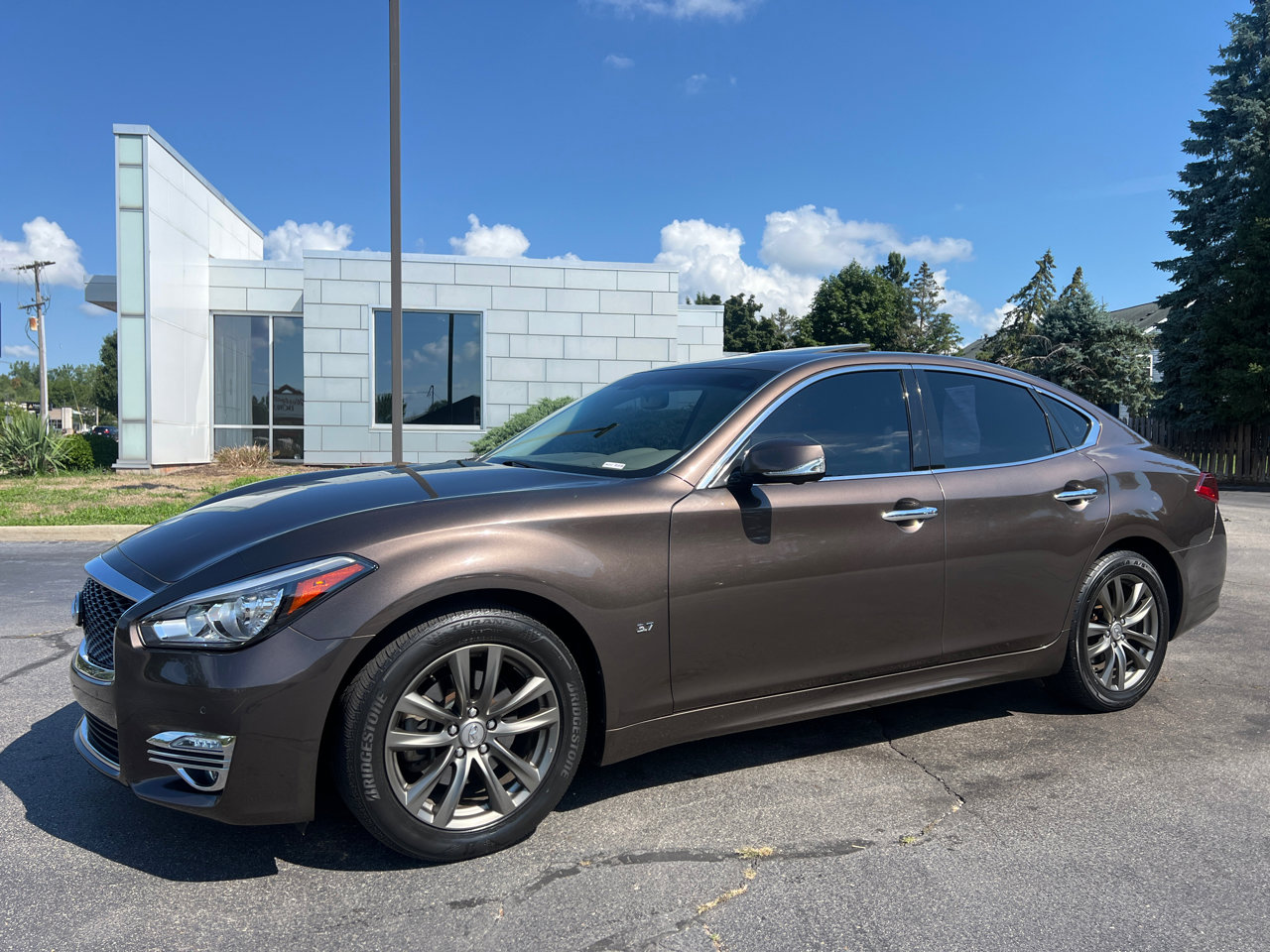 Used 2019 INFINITI Q70 Luxe image 2