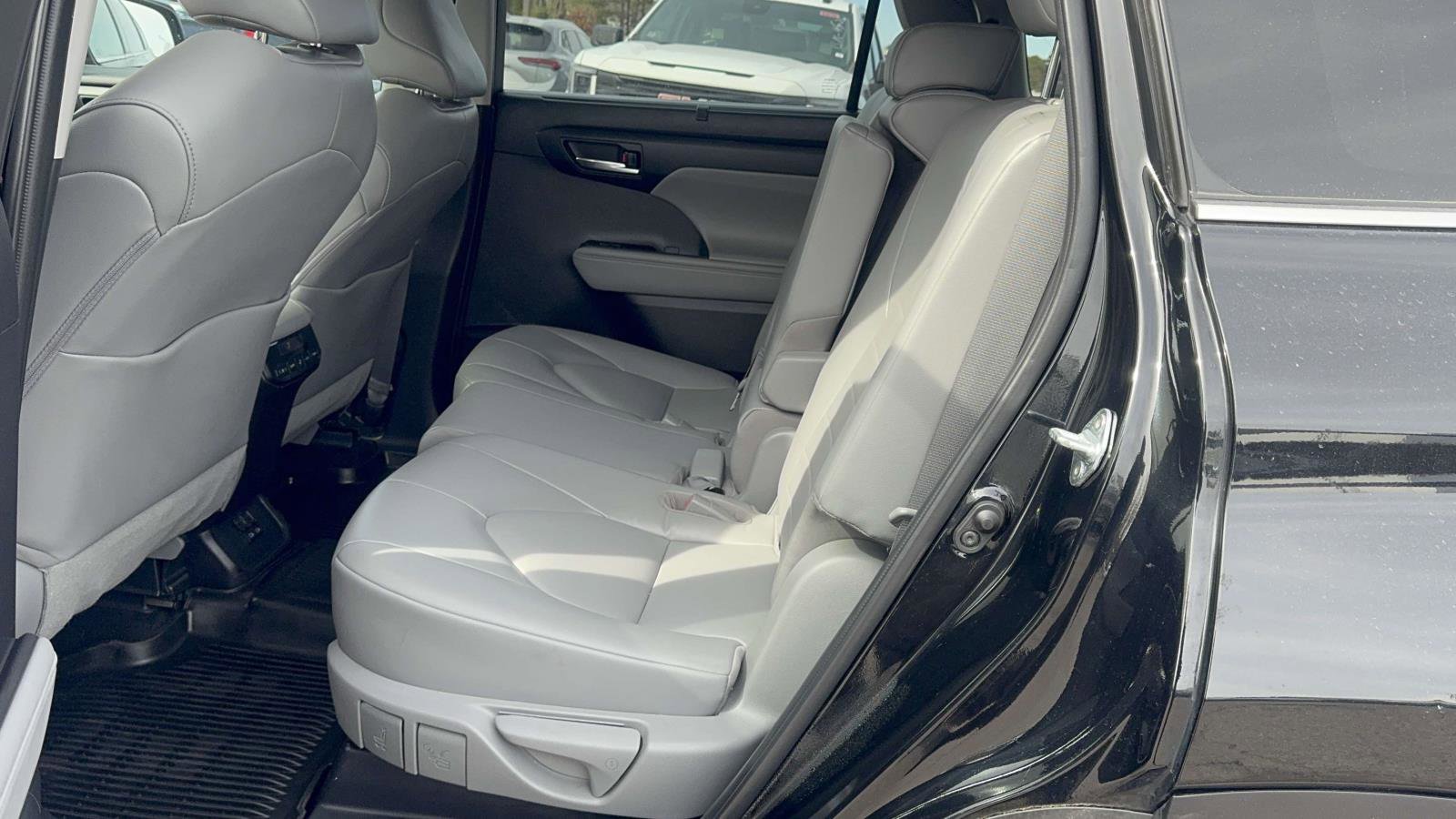 Used 2022 Toyota Highlander XLE AWD/4WD image 15