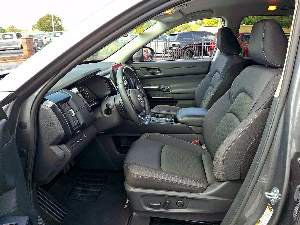 Used 2025 Nissan Pathfinder SV AWD/4WD image 13