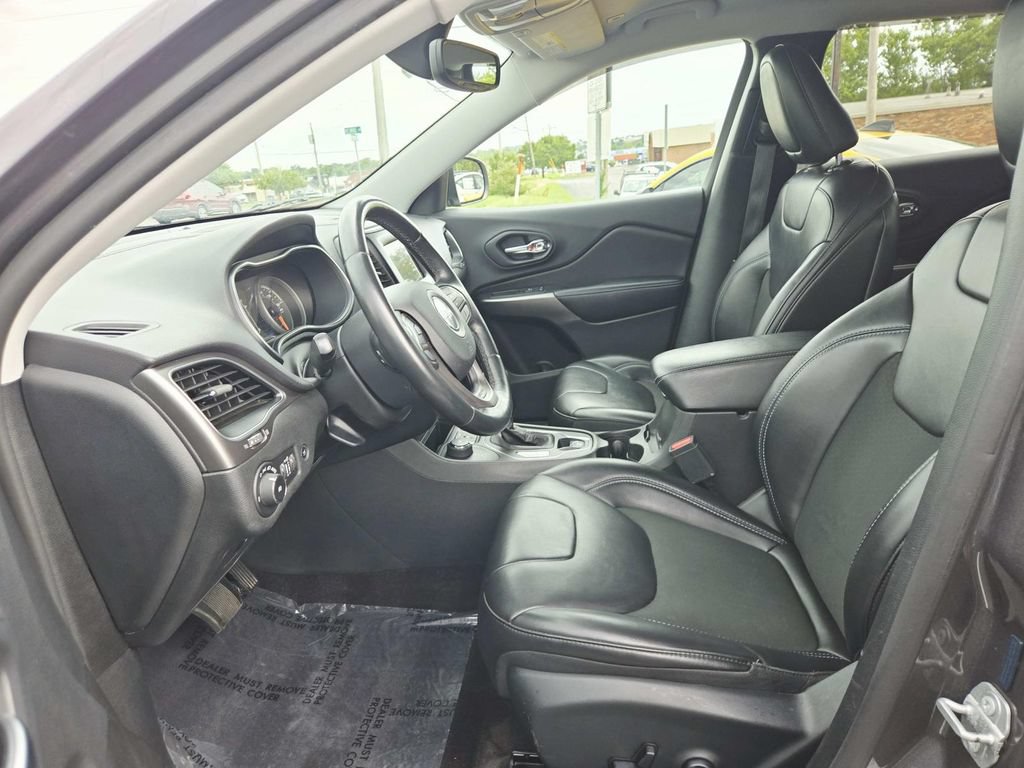 Used 2019 Jeep Cherokee Latitude Plus w/ Comfort/Convenience Group AWD/4WD image 11