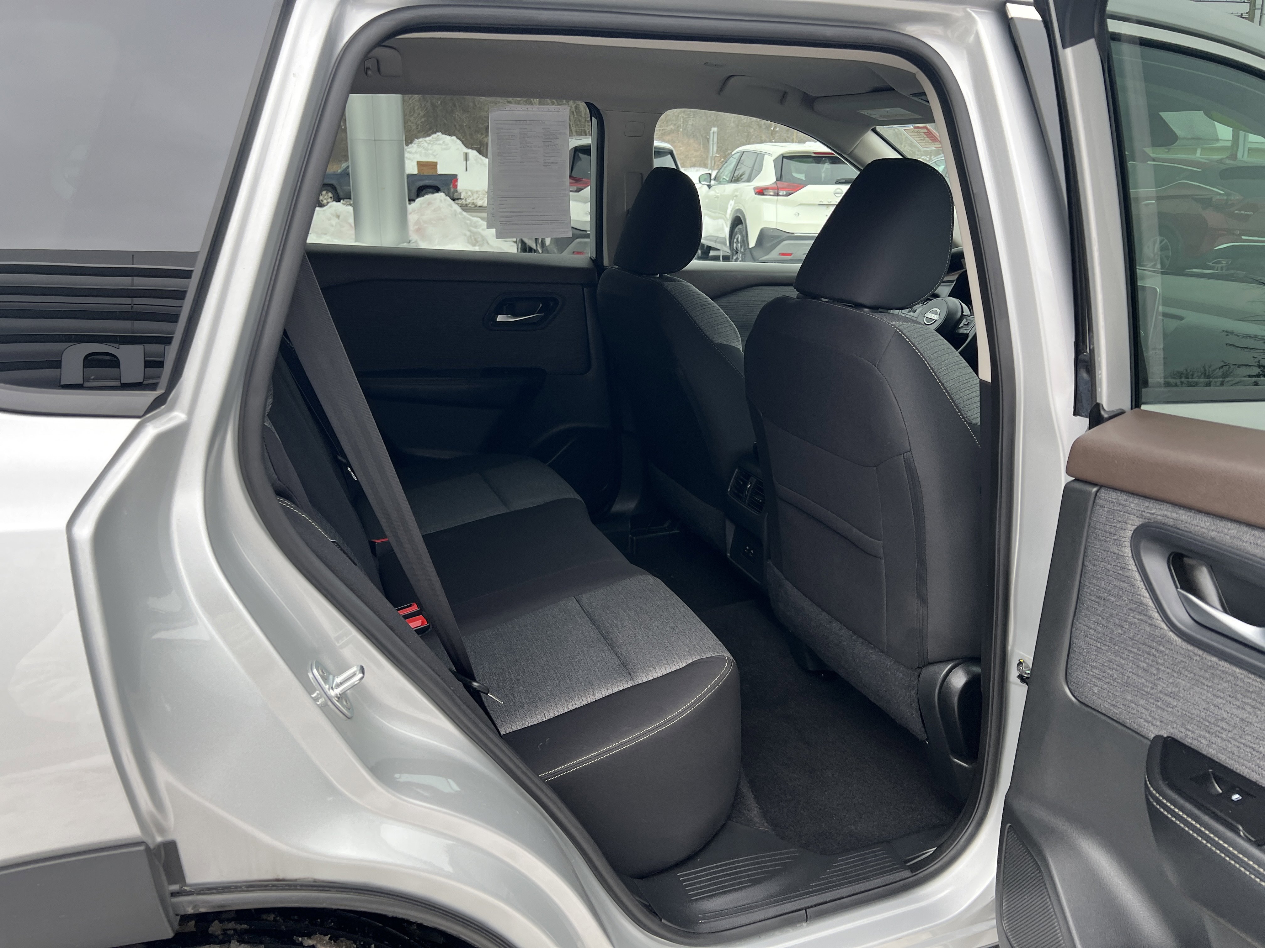 Used 2023 Nissan Rogue SV image 11