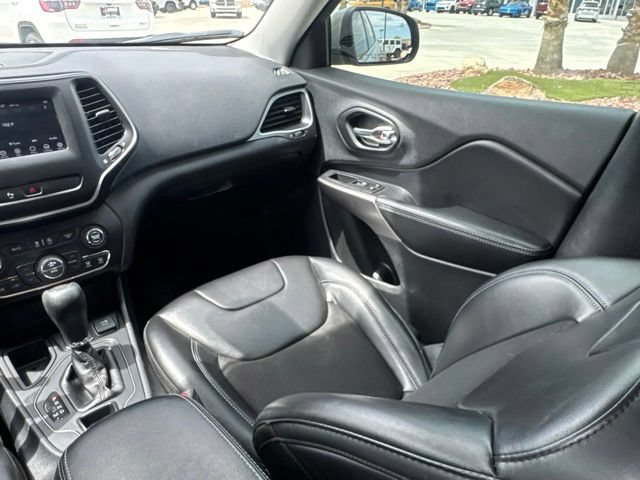 Certified 2020 Jeep Cherokee Latitude Plus w/ Comfort/Convenience Group FWD image 17