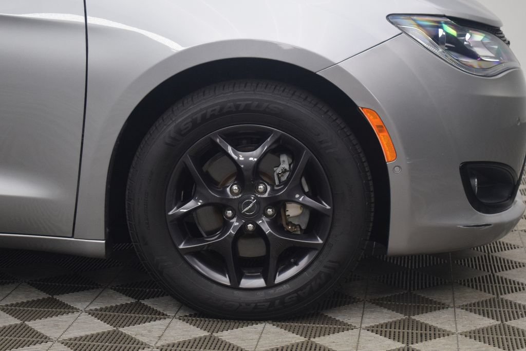 Used 2020 Chrysler Pacifica Touring-L Plus FWD image 29