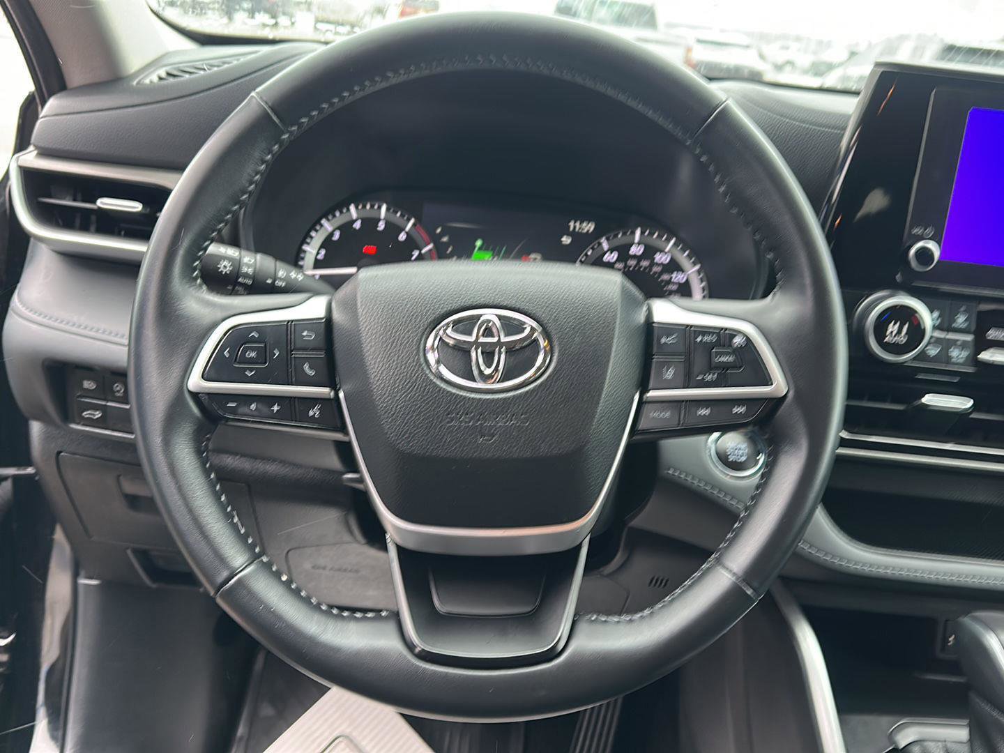 Used 2023 Toyota Highlander LE image 23