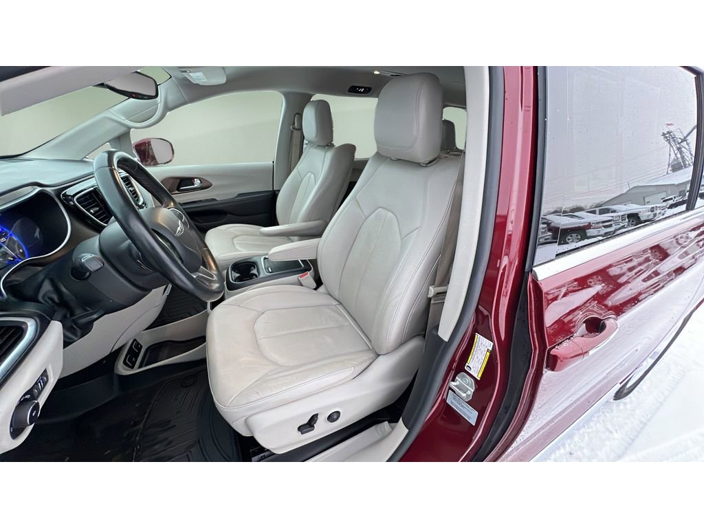 Used 2018 Chrysler Pacifica Touring-L Plus w/ Tire & Wheel Group image 24