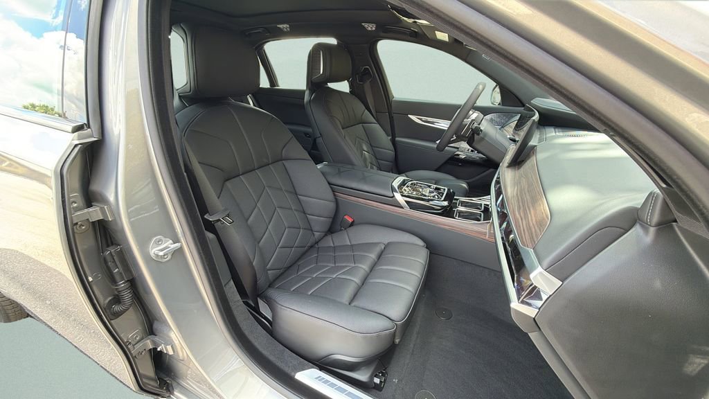 New 2026 BMW 760i xDrive w/ Premium Package image 23