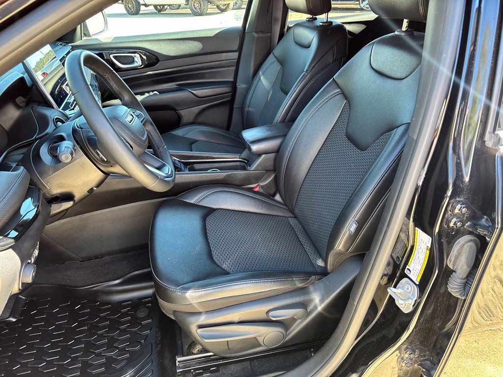 Used 2025 Jeep Compass Latitude w/ Altitude Special Edition AWD/4WD image 22