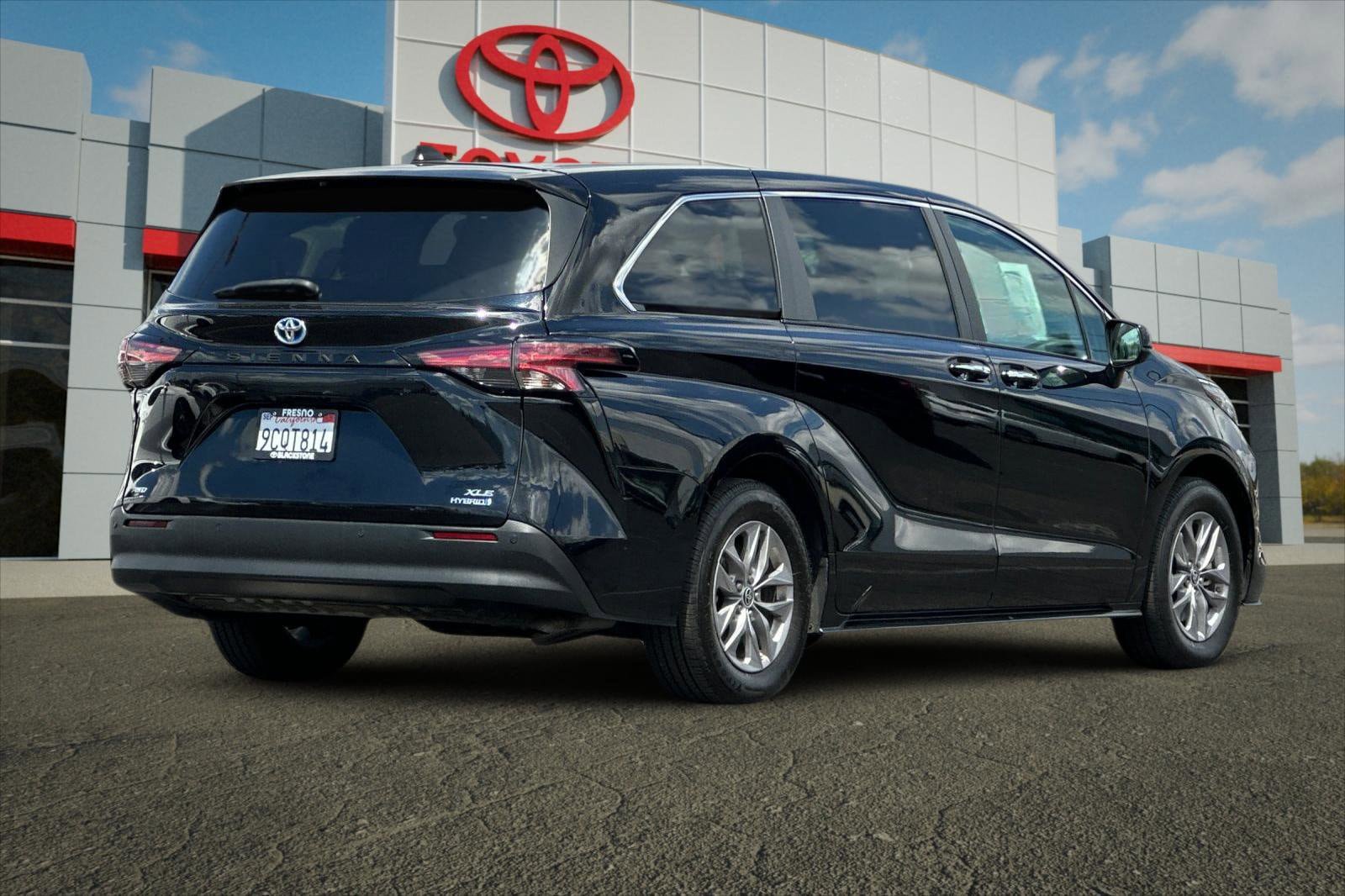 Certified 2022 Toyota Sienna XLE AWD/4WD image 3