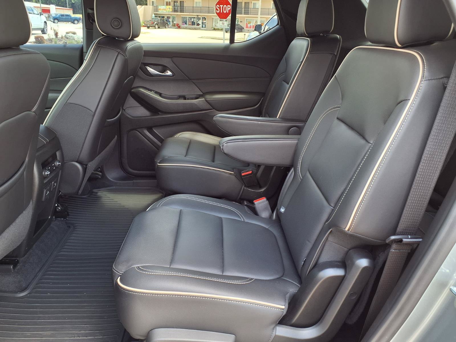 Used 2023 Chevrolet Traverse Premier FWD image 17