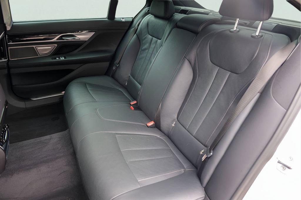 Used 2019 BMW 740i w/ Executive Package RWD image 28