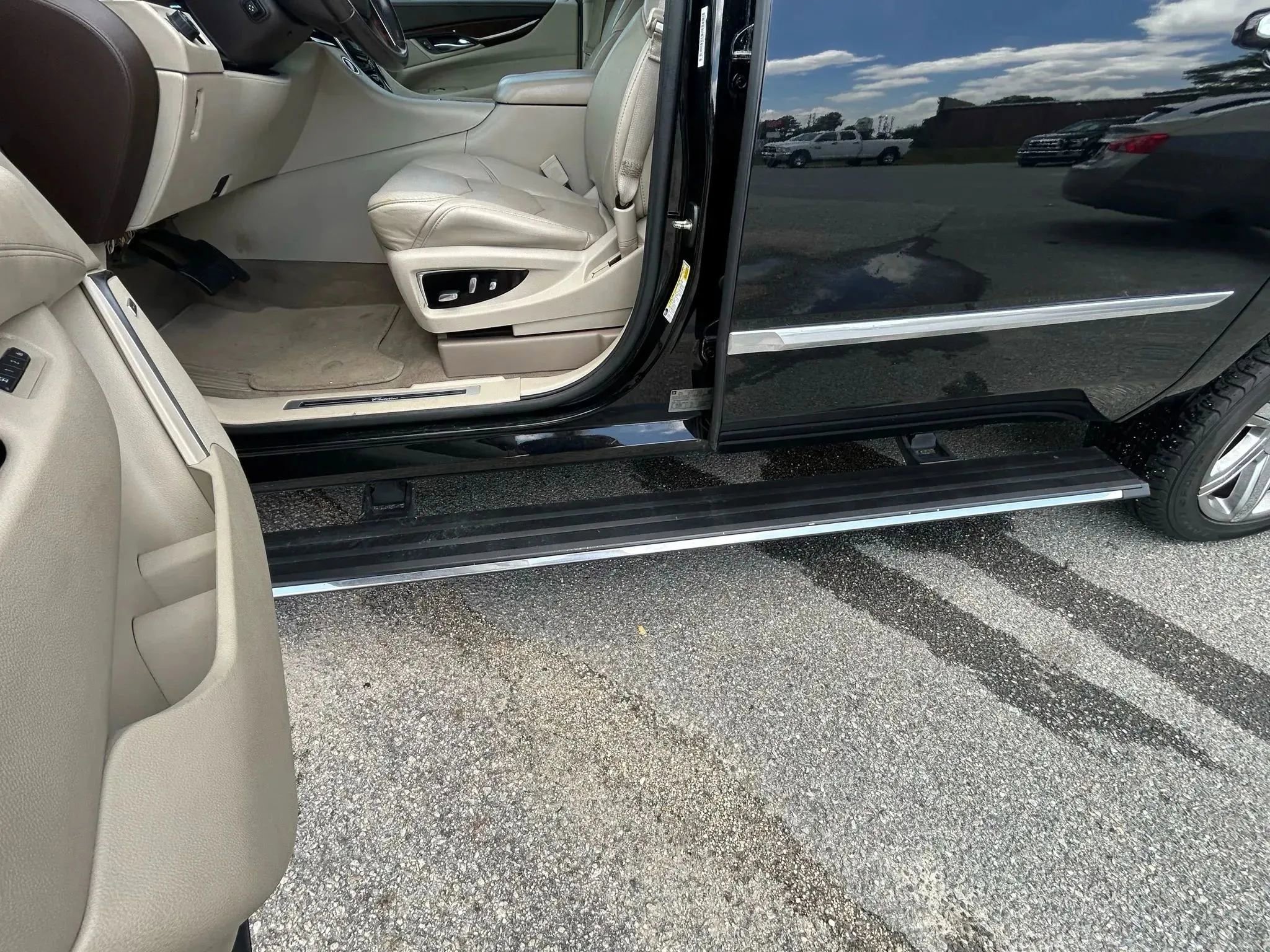 Used 2017 Cadillac Escalade ESV Premium Luxury image 11