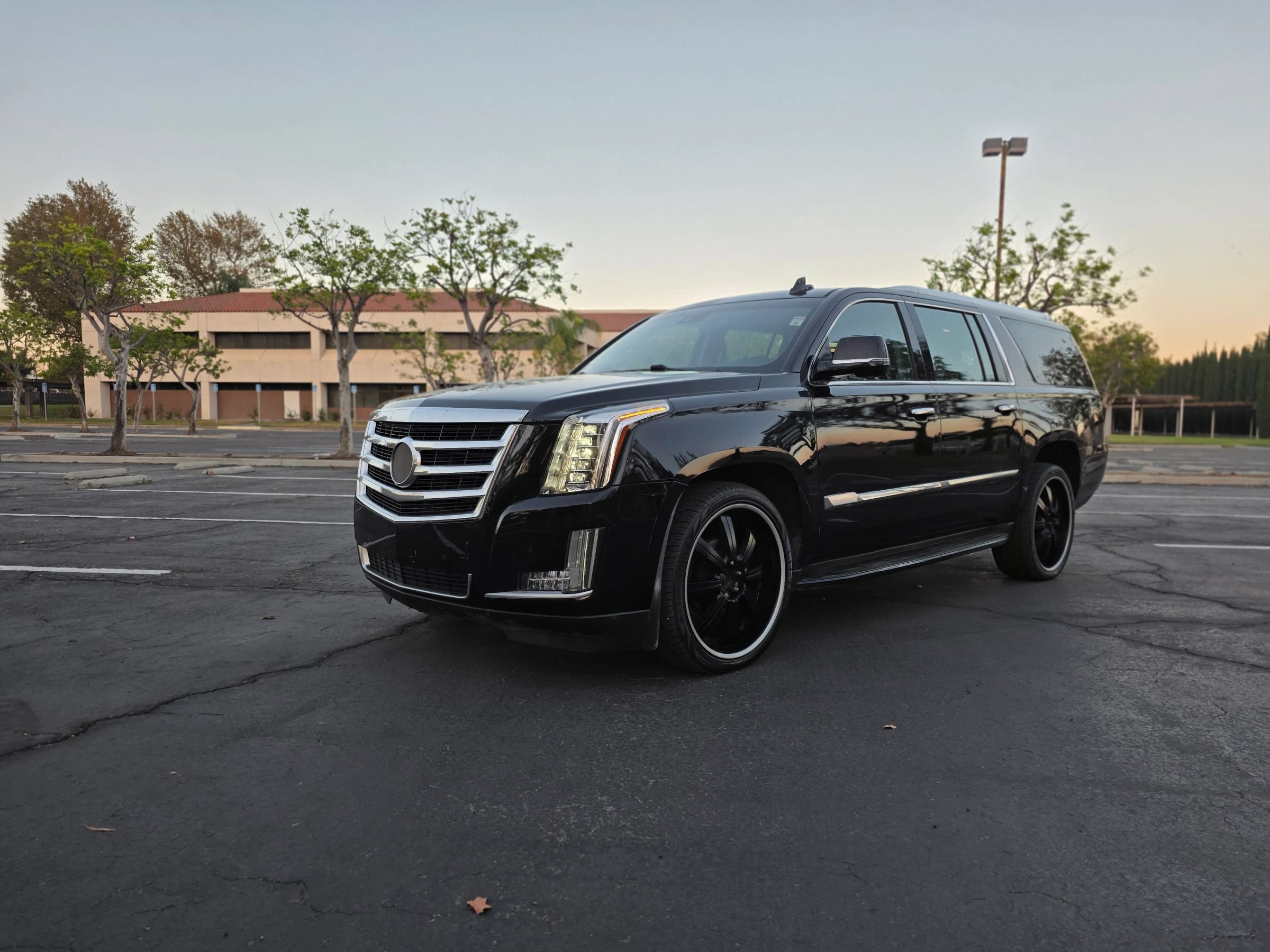 Used 2015 Cadillac Escalade ESV Luxury AWD/4WD image 4