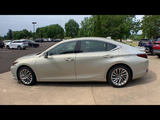 Certified 2022 Lexus ES 300h Ultra Luxury w/ Accessory Package 2 FWD image 5