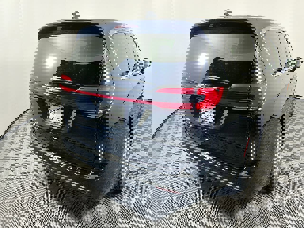 Used 2024 Chrysler Pacifica Touring-L image 3