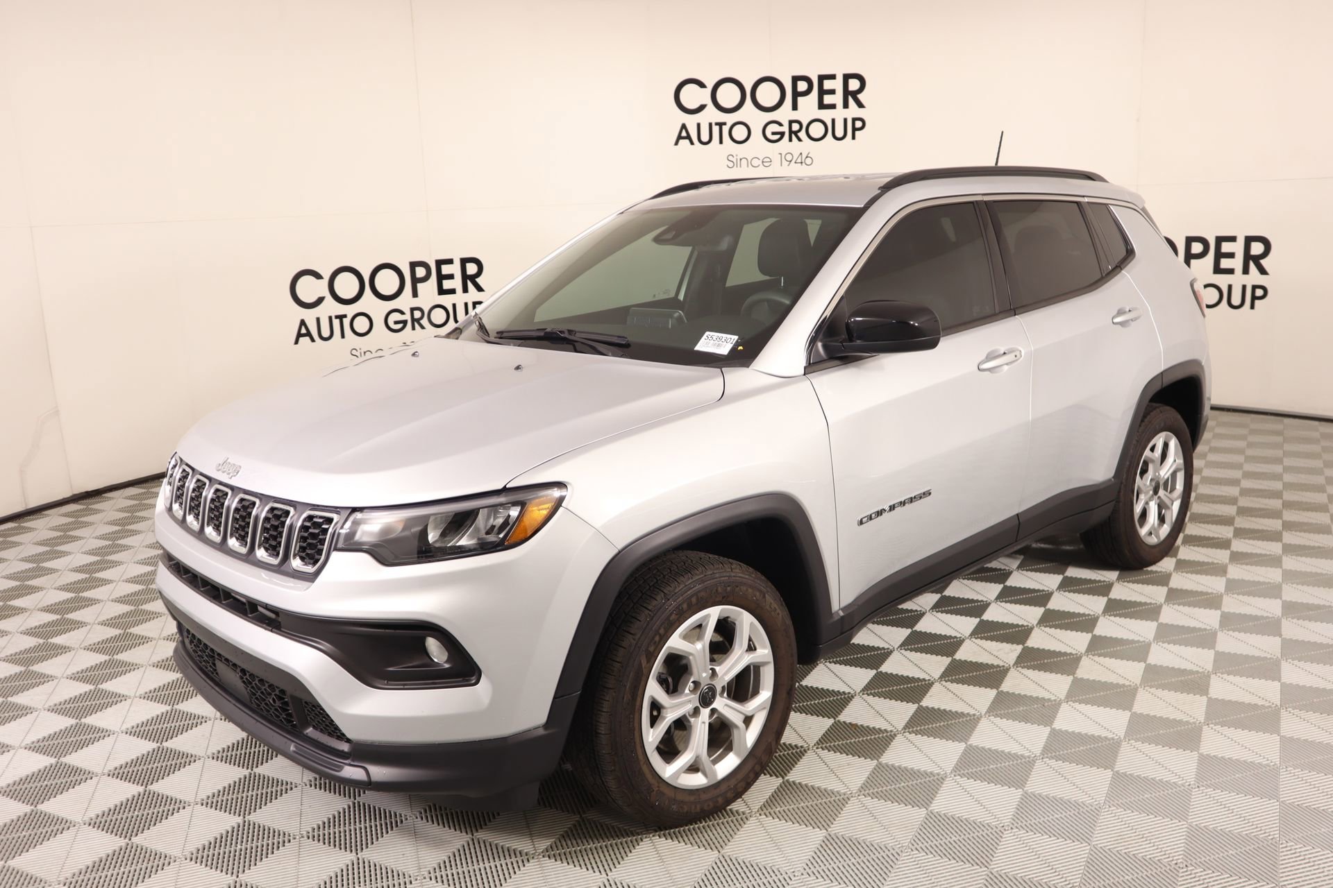 Used 2025 Jeep Compass Latitude image 8