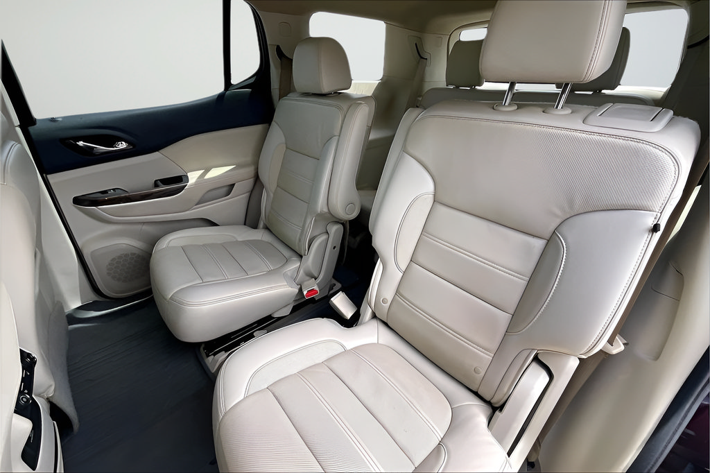 Used 2020 GMC Acadia Denali w/ Technology Package FWD image 18