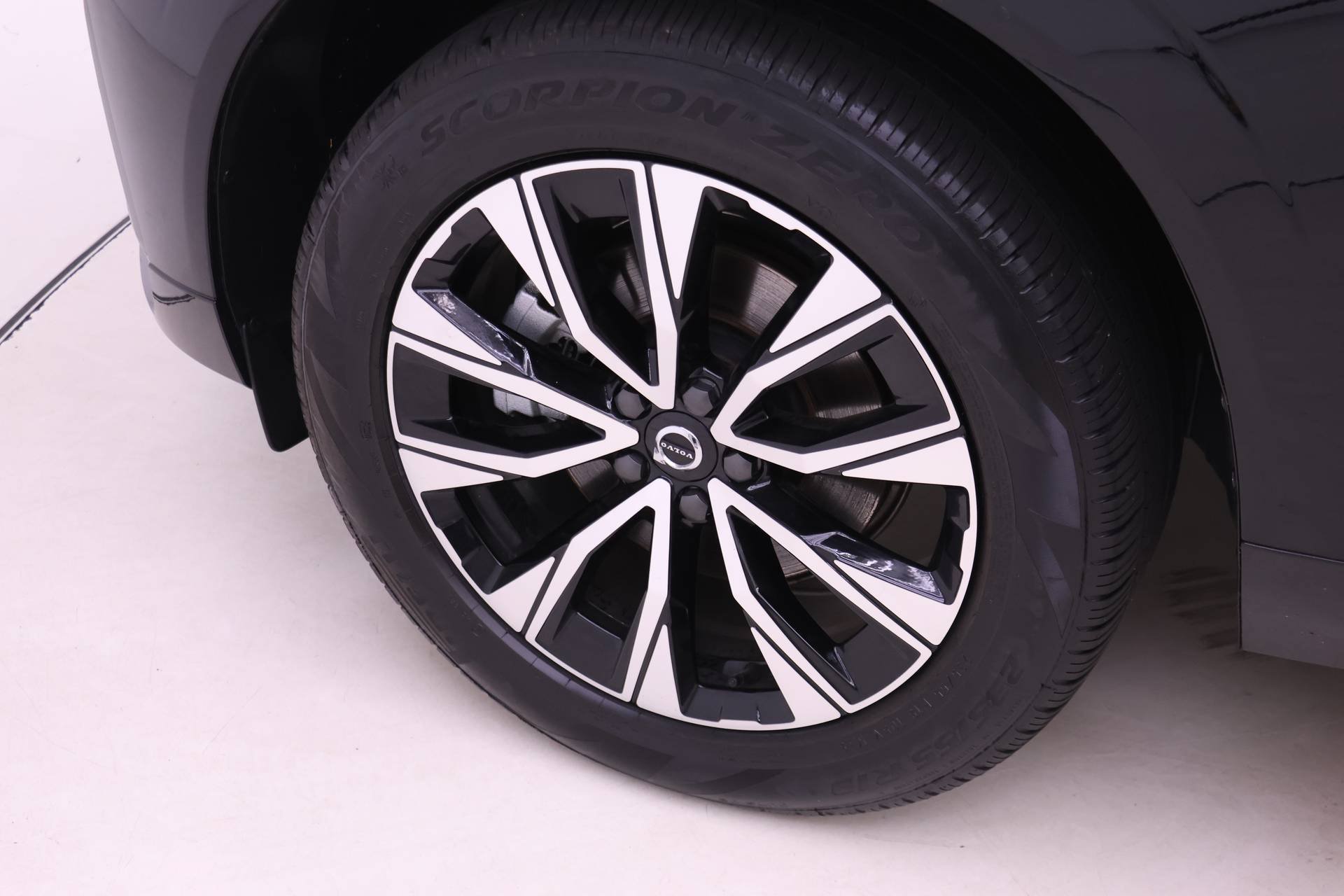 Certified 2025 Volvo XC60 B5 Core AWD/4WD image 23