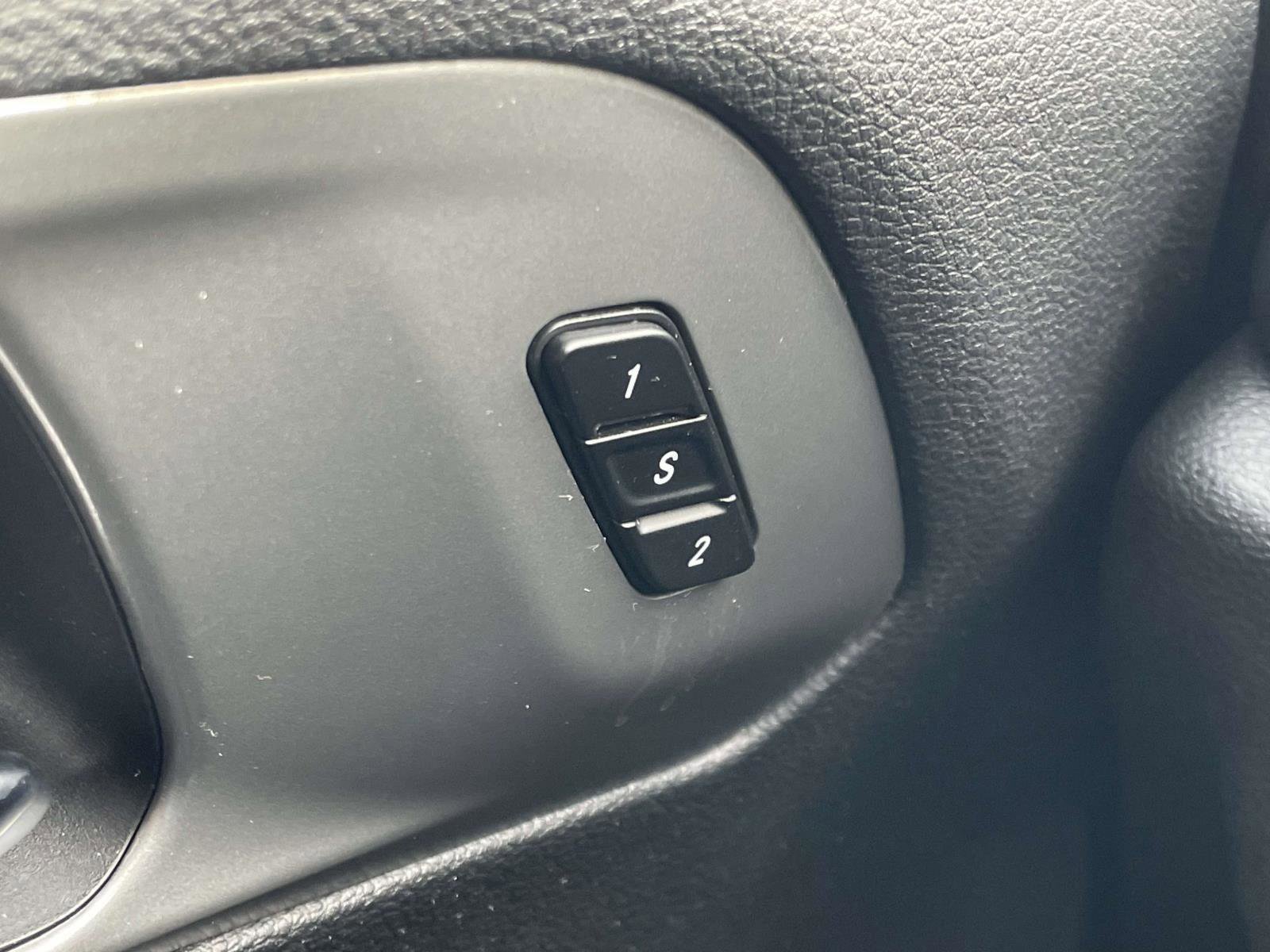 Used 2025 Chrysler Pacifica Select image 35