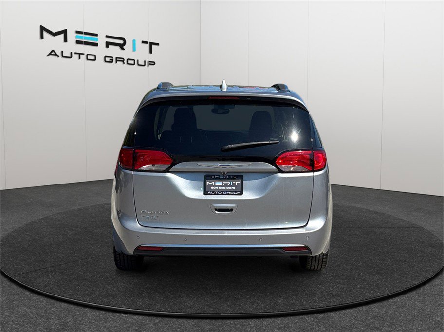 Used 2020 Chrysler Pacifica Touring-L FWD image 8