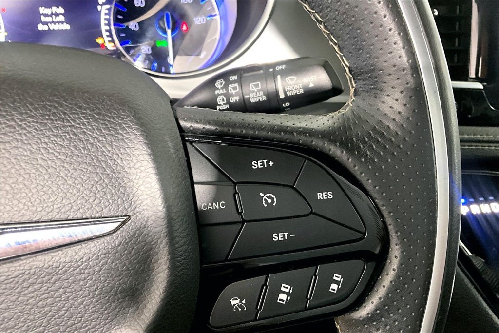Used 2020 Chrysler Pacifica Limited w/ Advanced Safetytec Group FWD image 19