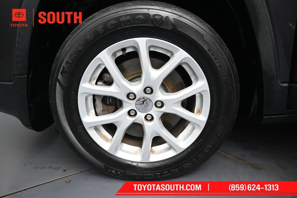 Used 2017 Jeep Cherokee Latitude w/ Comfort & Sound Group FWD image 31