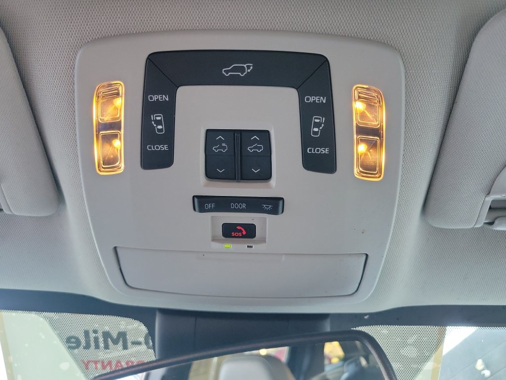 Used 2025 Toyota Sienna XLE w/ XLE Plus Package FWD image 33