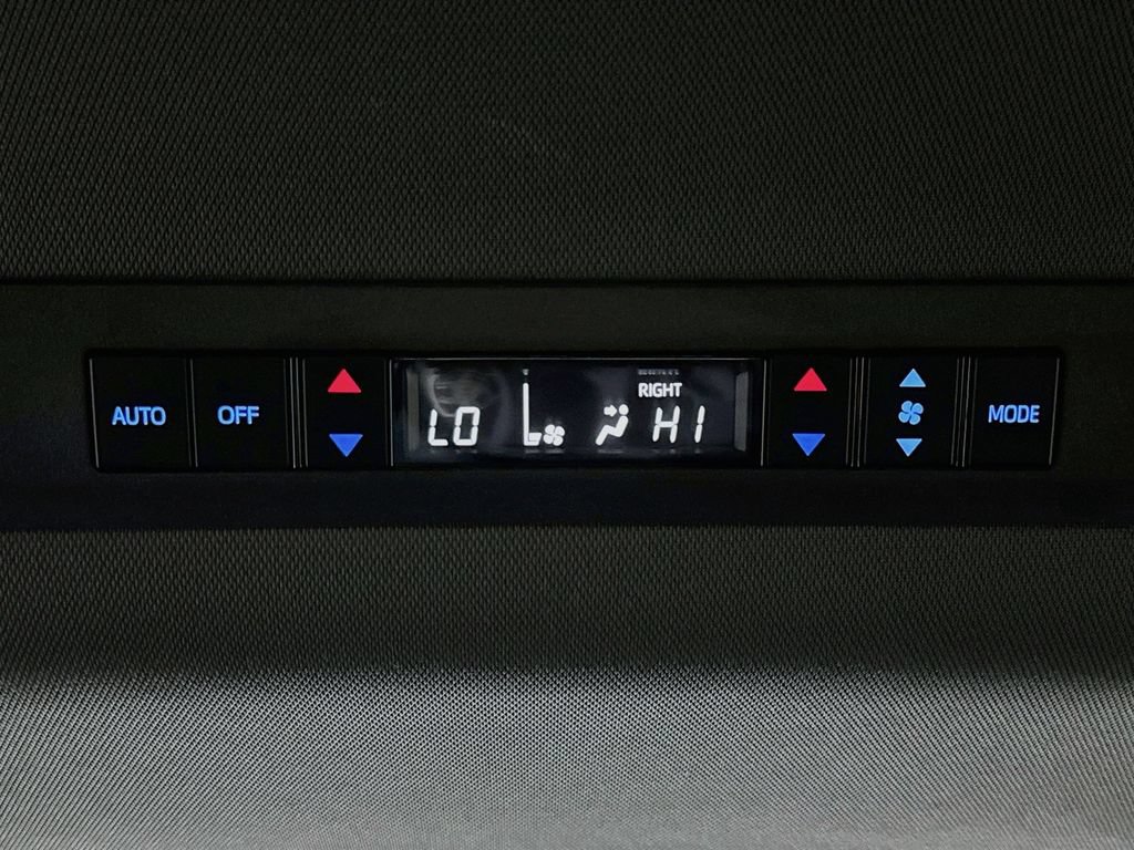 Used 2023 Toyota Sienna XSE AWD/4WD image 26