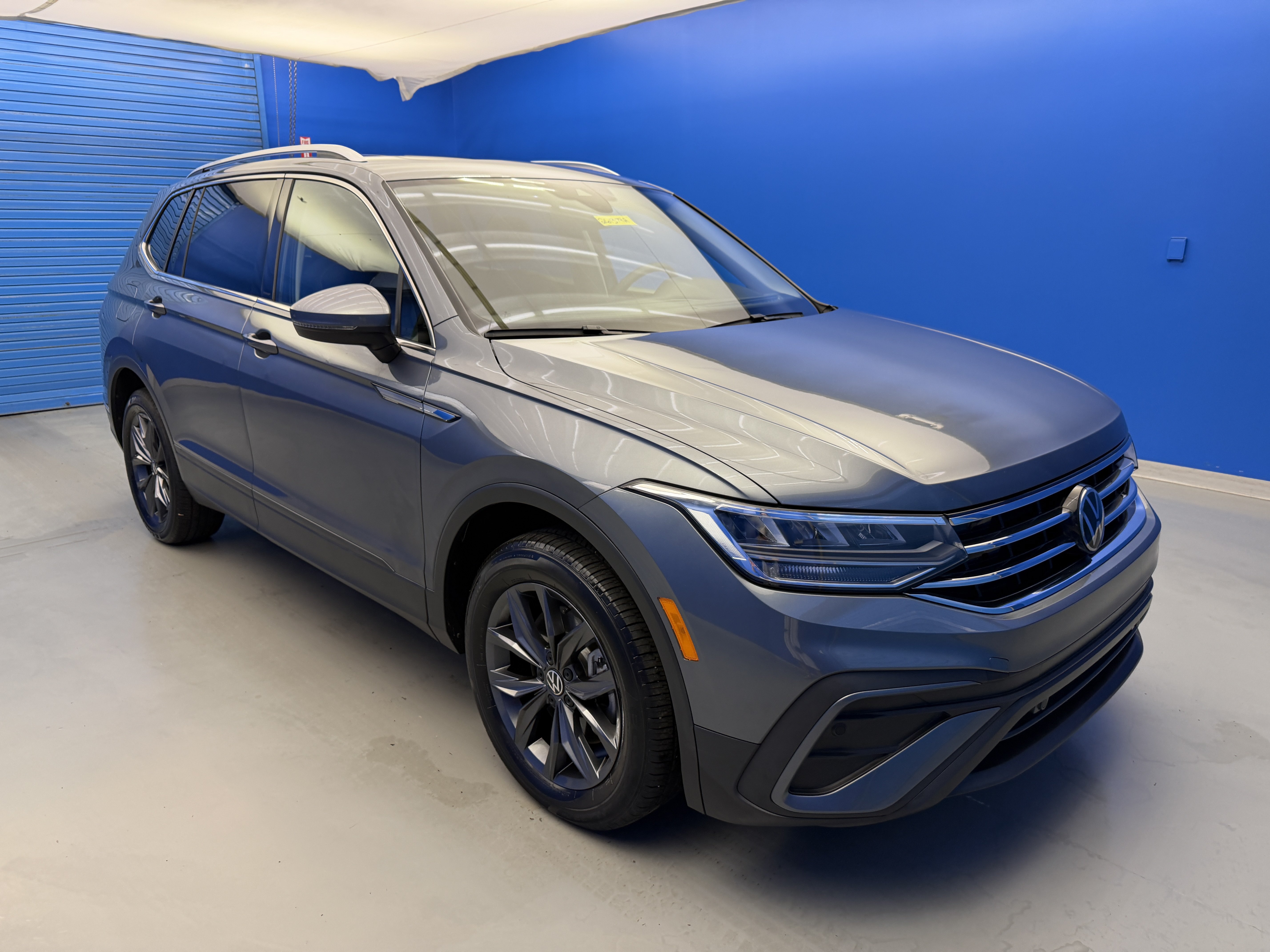 Used 2023 Volkswagen Tiguan SE w/ Panoramic Sunroof Package FWD image 2