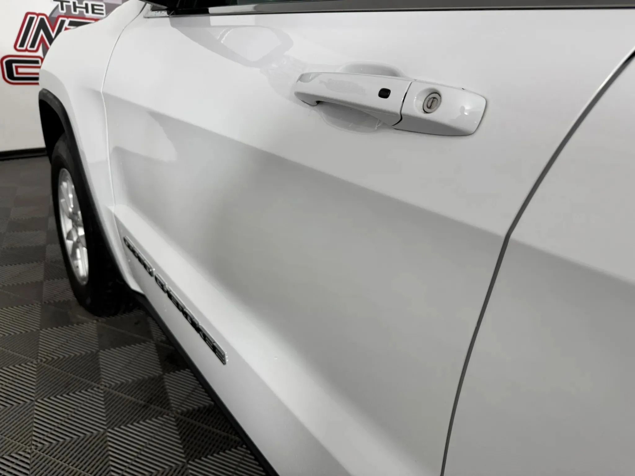 Used 2018 Jeep Grand Cherokee Laredo AWD/4WD image 23
