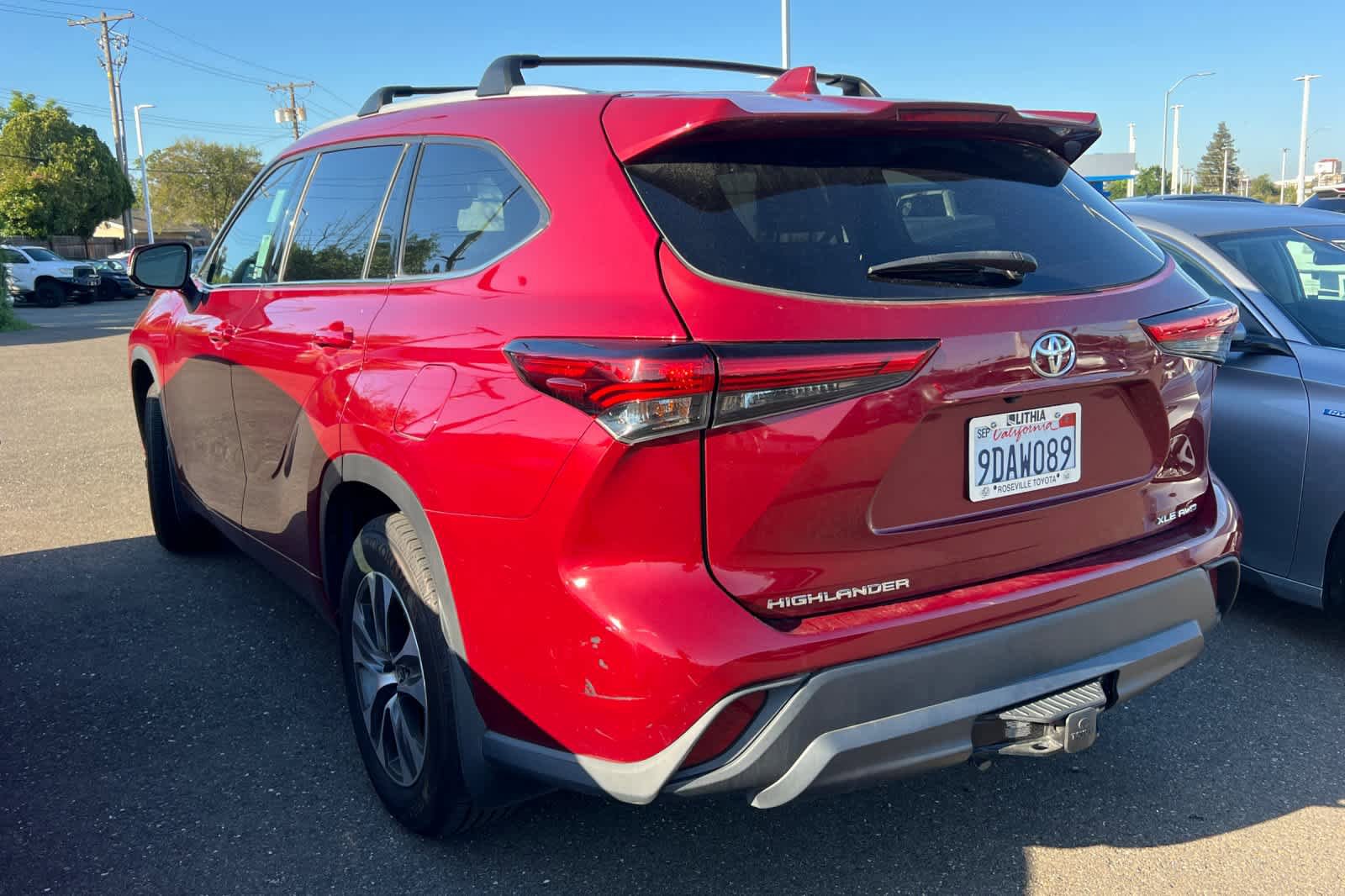 Used 2022 Toyota Highlander XLE AWD/4WD image 6