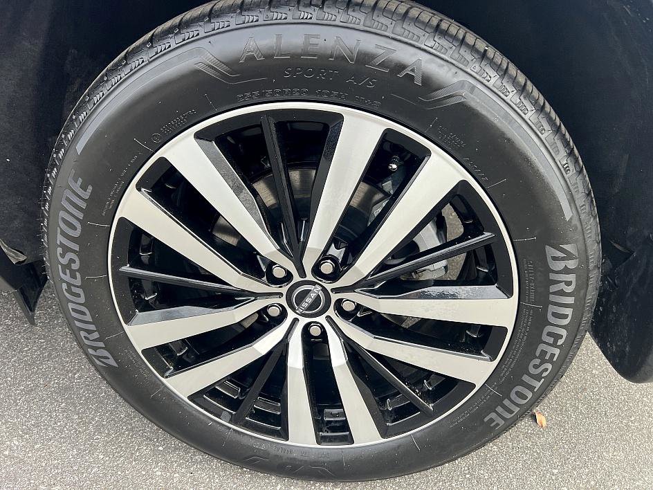 Certified 2024 Nissan Pathfinder Platinum w/ Black Appearance Package image 10