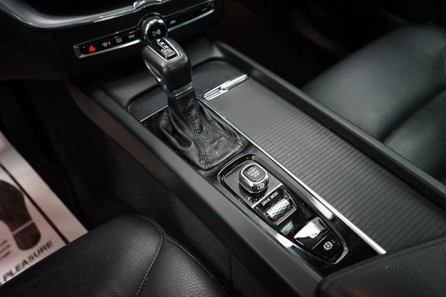 Used 2020 Volvo XC60 T5 Momentum image 40