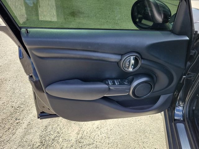 Used 2017 MINI Cooper 4-Door Hardtop image 8