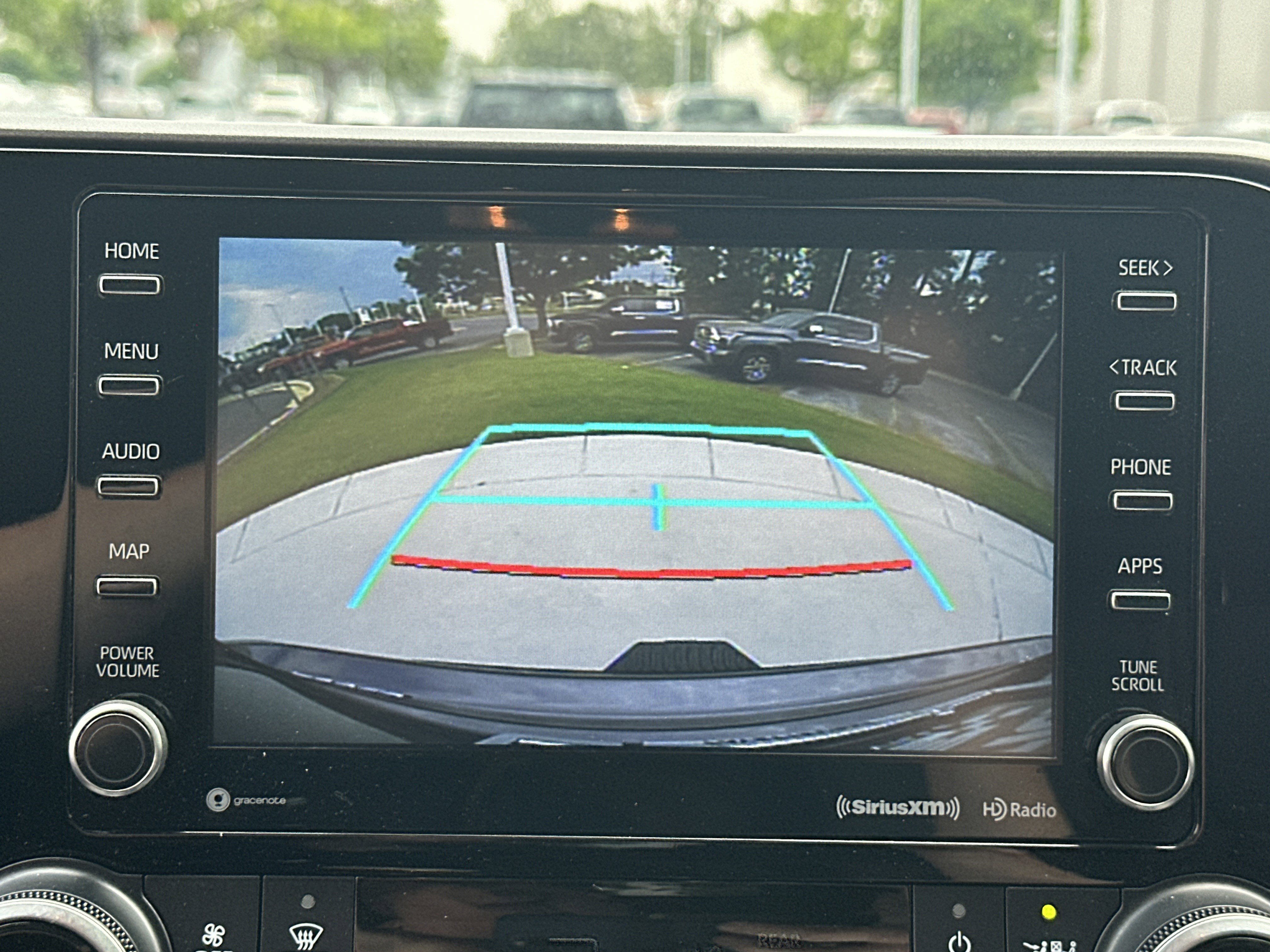 Used 2020 Toyota Highlander XLE AWD/4WD image 25