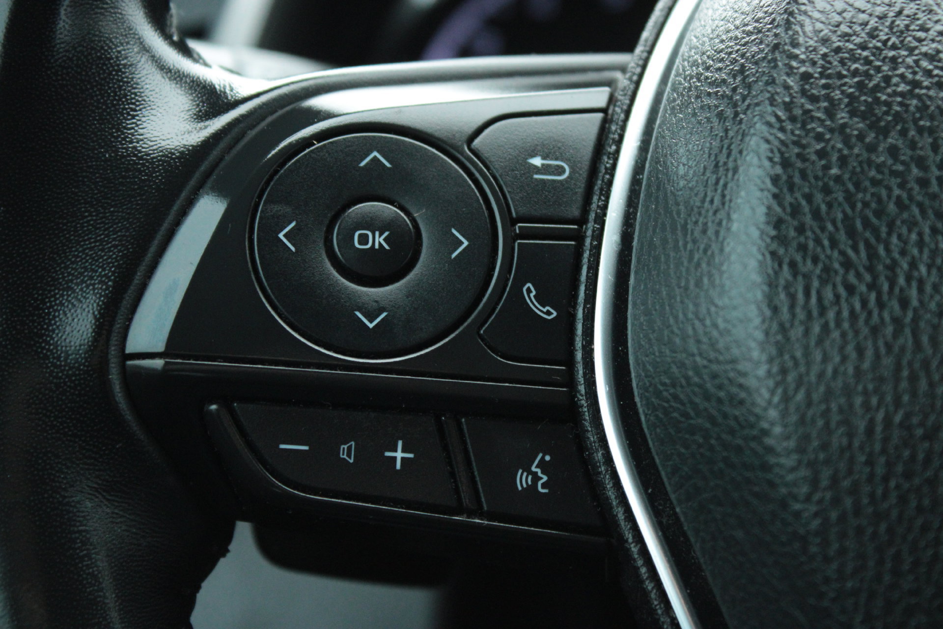 Used 2020 Toyota Camry SE FWD image 27