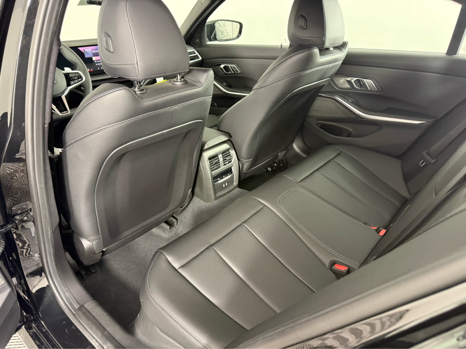 New 2026 BMW 330i xDrive Sedan w/ M Sport Package AWD/4WD image 17
