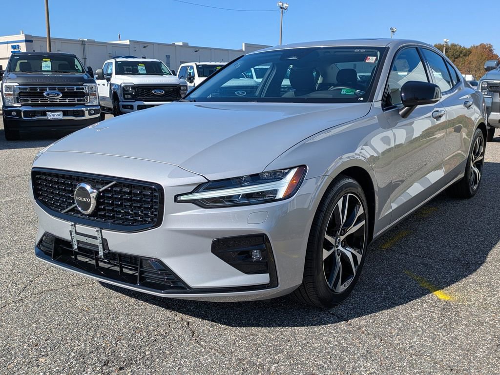 Certified 2025 Volvo S60 B5 Core image 8