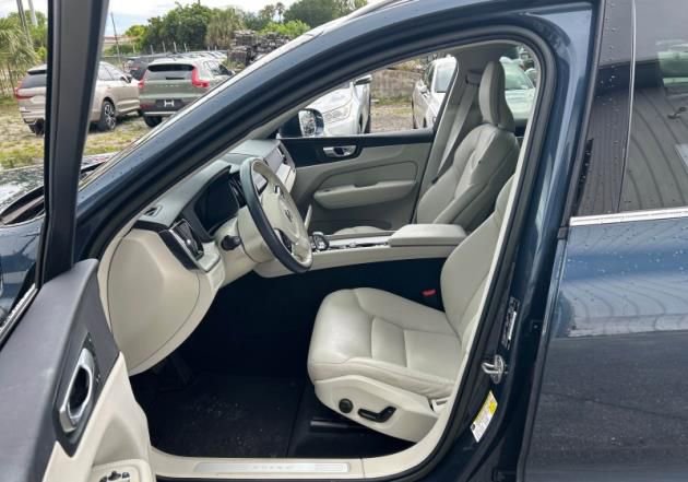 Used 2023 Volvo XC60 B5 Plus w/ Climate Package image 4