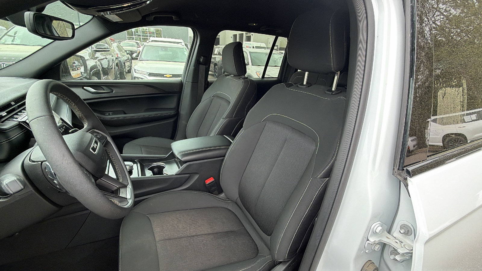 Certified 2024 Jeep Grand Cherokee Laredo AWD/4WD image 17